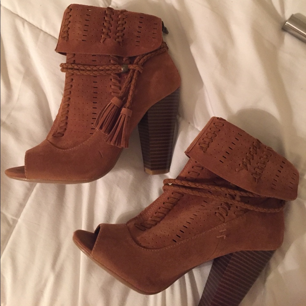 “BAMBOO” open-toe chestnut brown tassel ankle booties